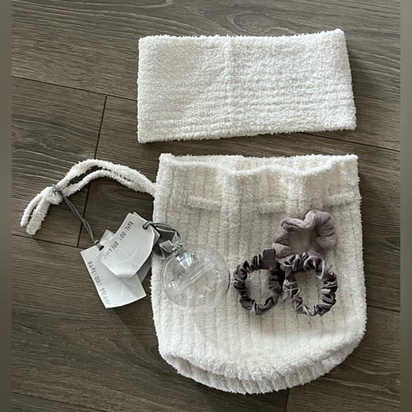 NWT Barefoot Dreams Cream Bag with Headband and Scrunchies Set - Picture 1 of 5